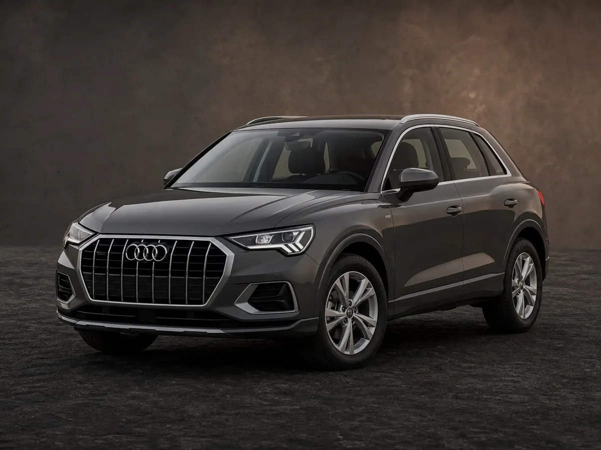 Audi Q3 — Studio (dark)