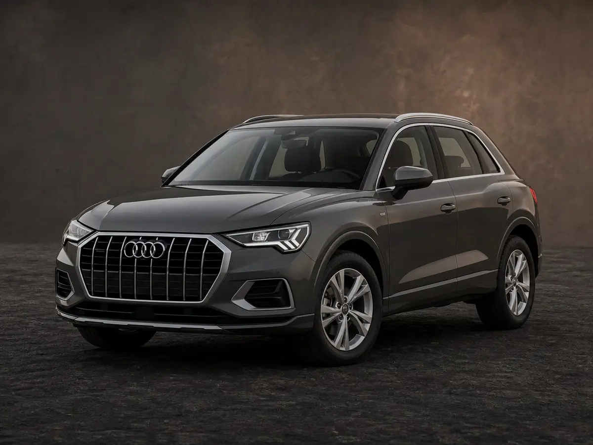 Audi Q3 — Studio (dark)