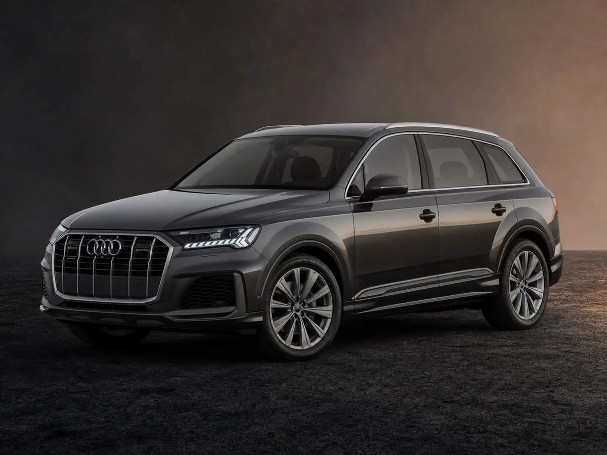 Audi Q7 — Studio (dark)
