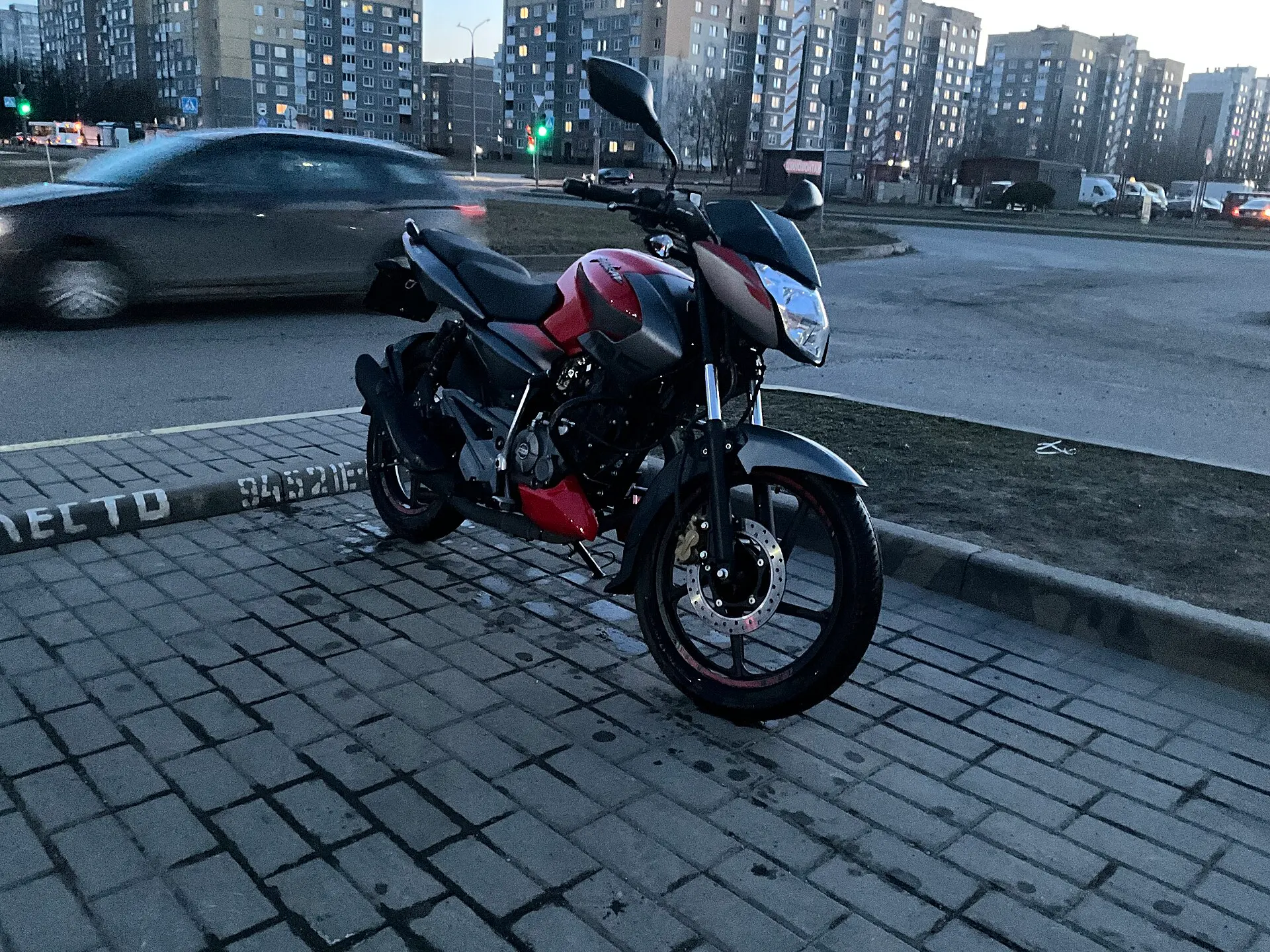 Bajaj Pulsar 125 — Front three-quarter