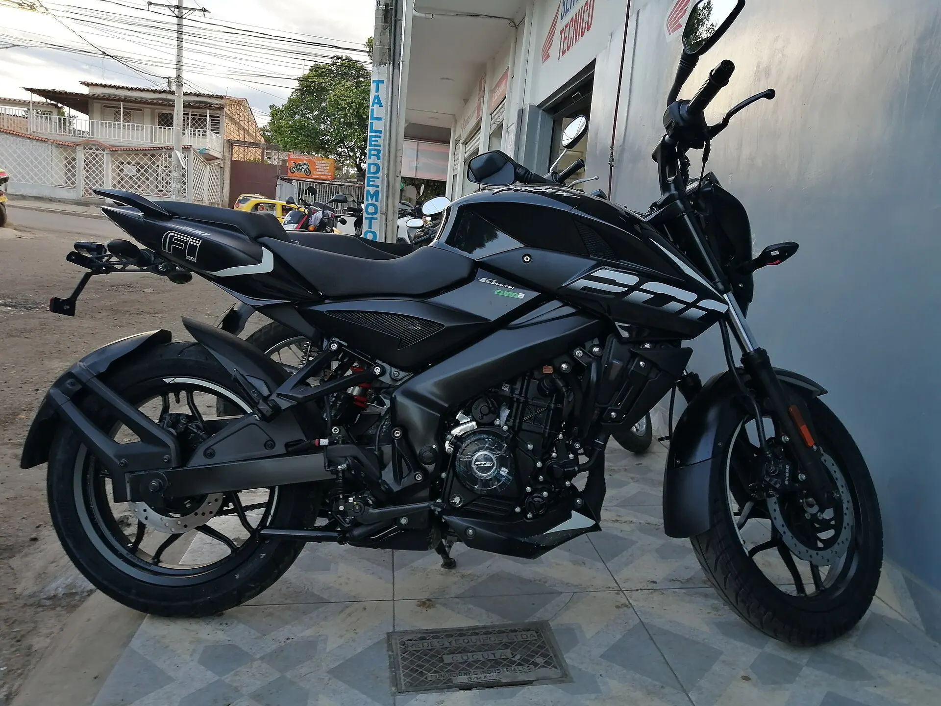 Bajaj Pulsar NS200 — Front three-quarter