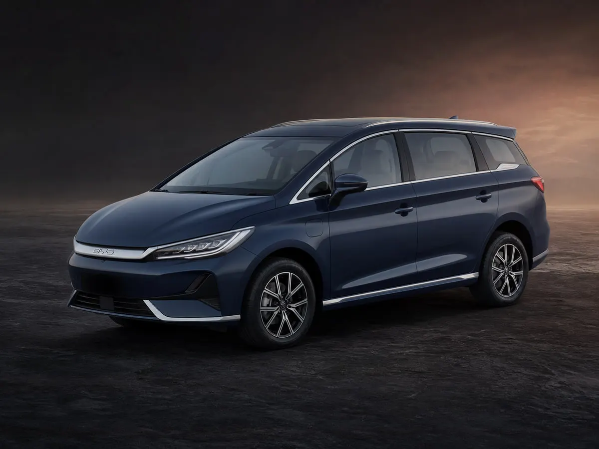 BYD eMAX 7 — Studio (dark)