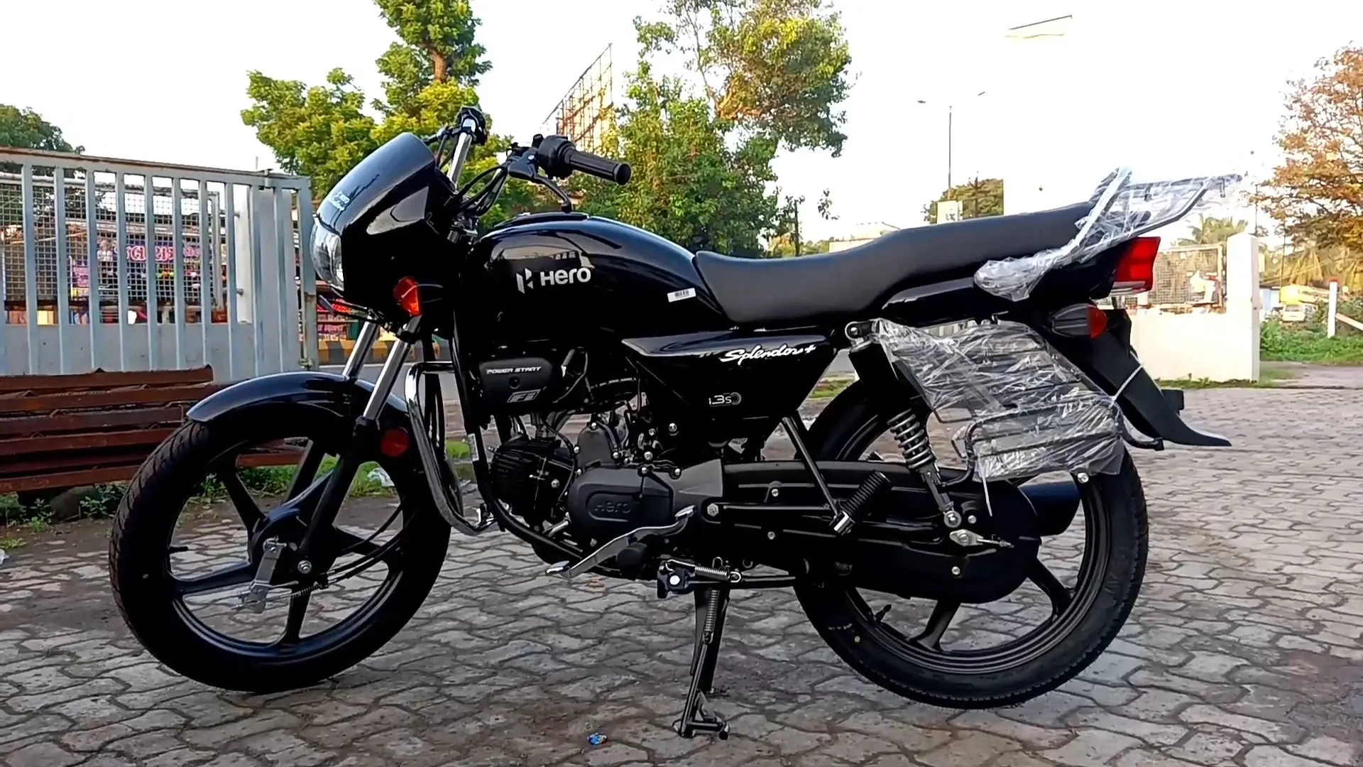 Hero Splendor Plus — Front three-quarter