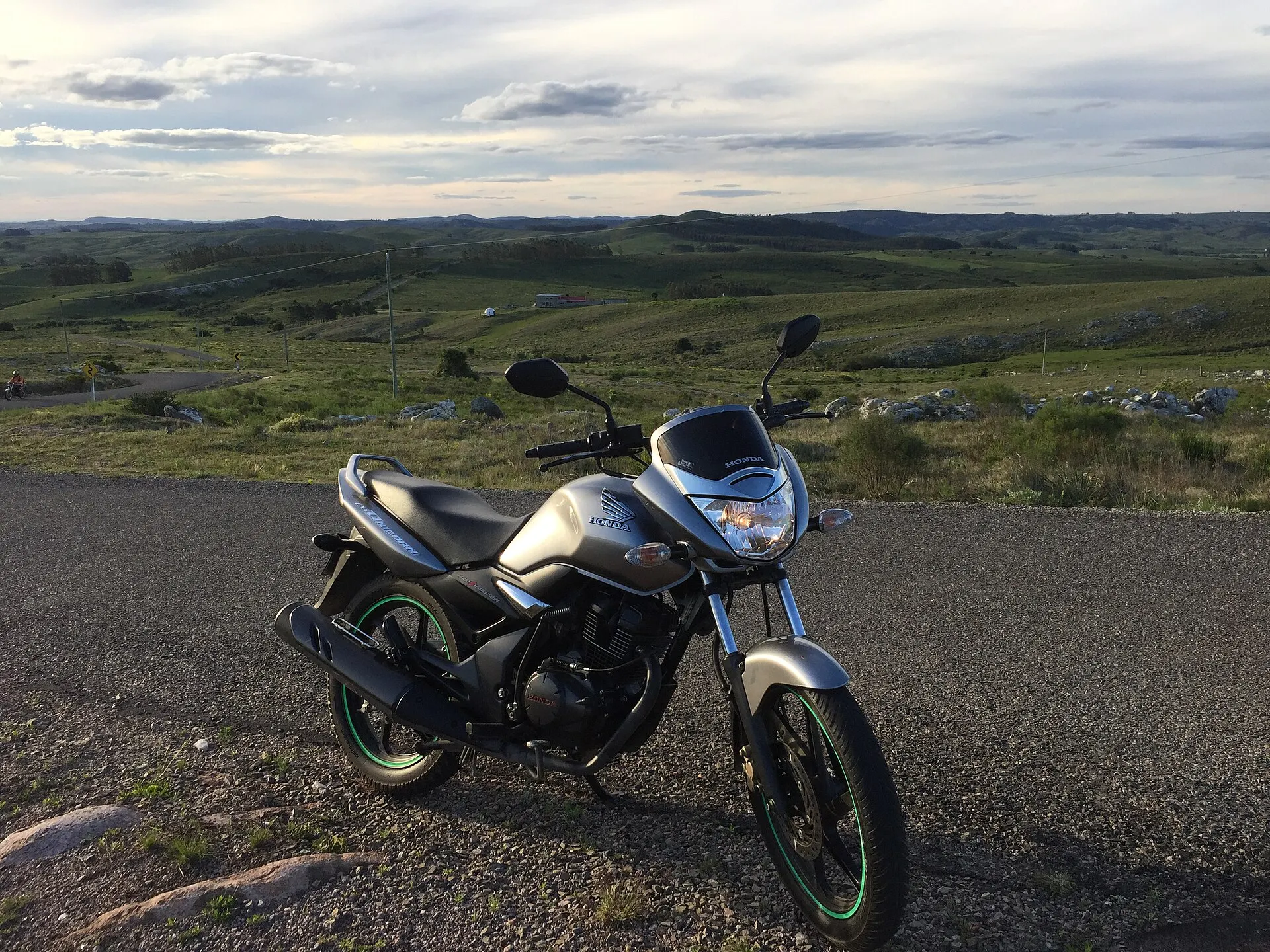 Honda Unicorn — Front three-quarter