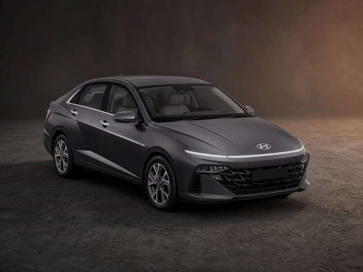 Hyundai Verna — Studio (dark)