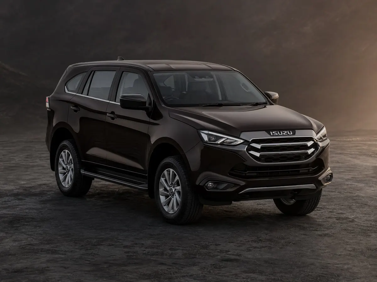 Isuzu MU-X — Studio (dark)