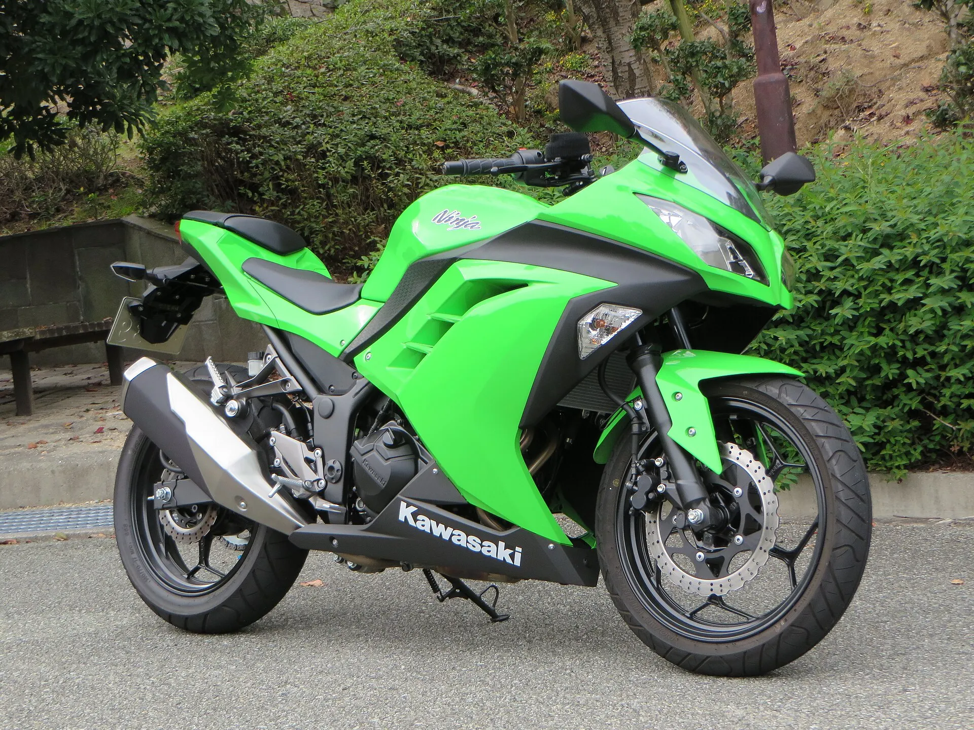 Kawasaki Ninja 300 — Front three-quarter
