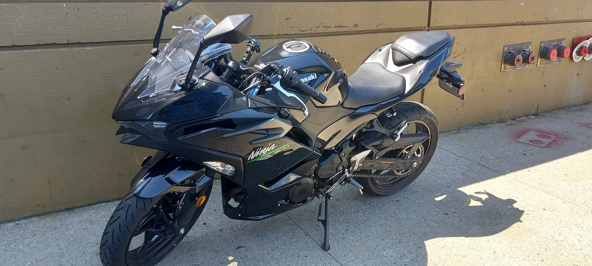 Kawasaki Ninja 500 — Front three-quarter