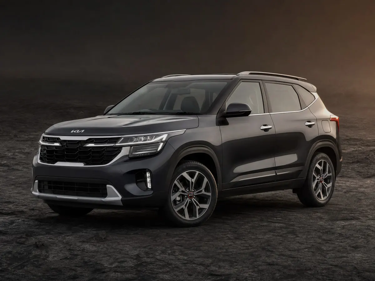 Kia Seltos — Studio (dark)