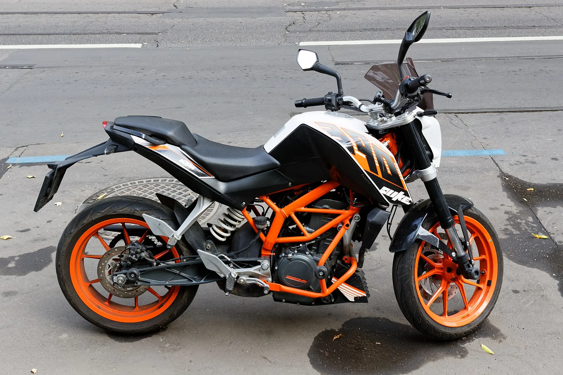 KTM 390 Duke — Front three-quarter