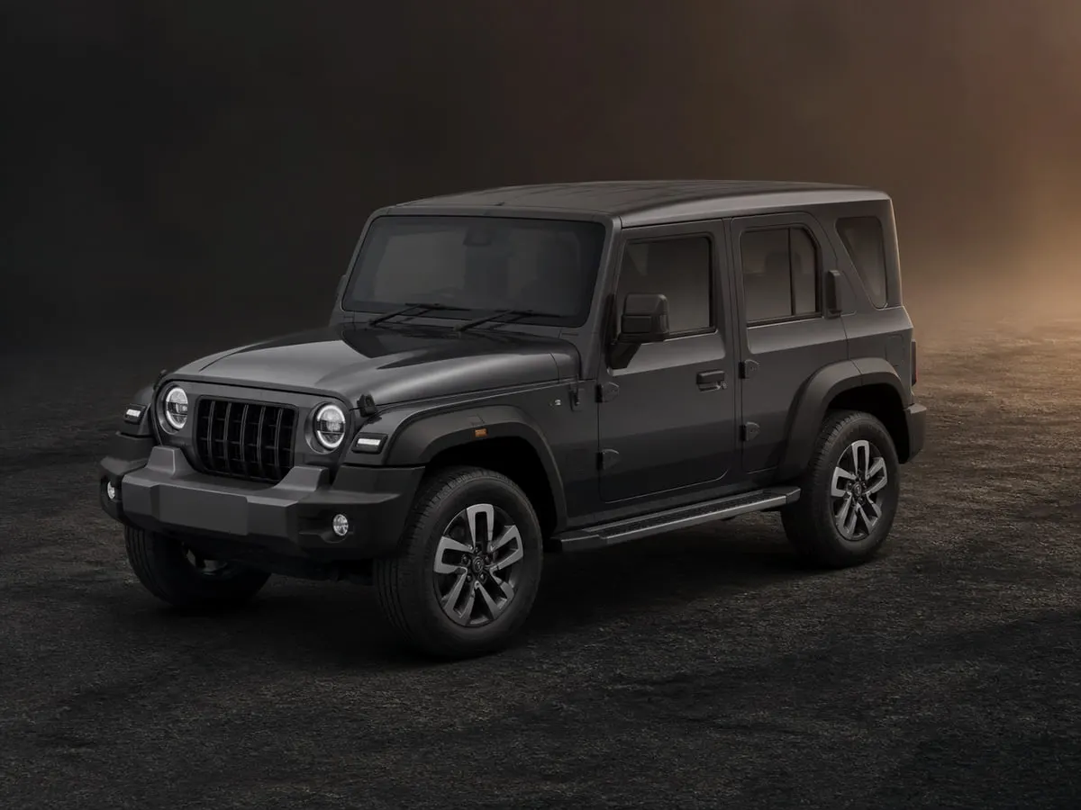 Mahindra Thar Roxx — Studio (dark)