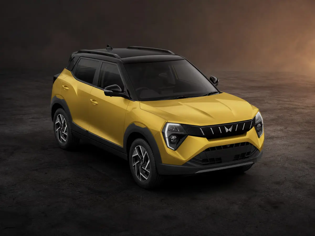 Mahindra XUV 3XO — Studio (dark)