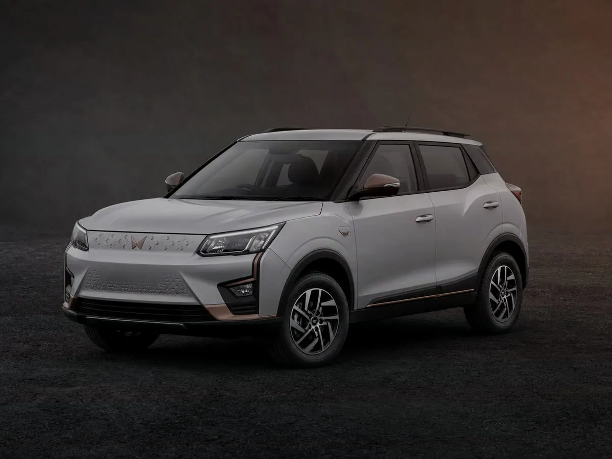 Mahindra XUV400 EV — Studio (dark)