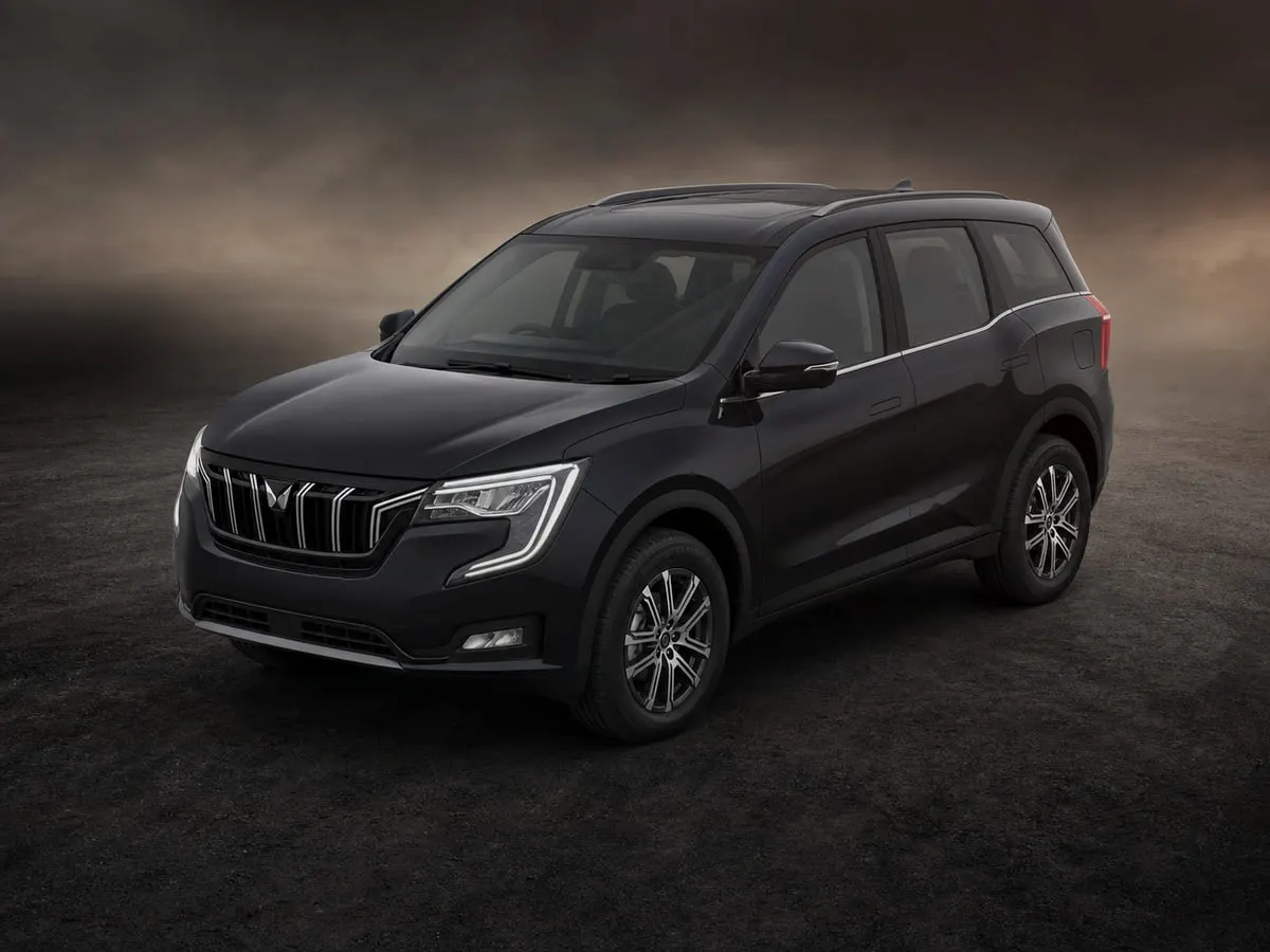 Mahindra XUV700 — Studio (dark)