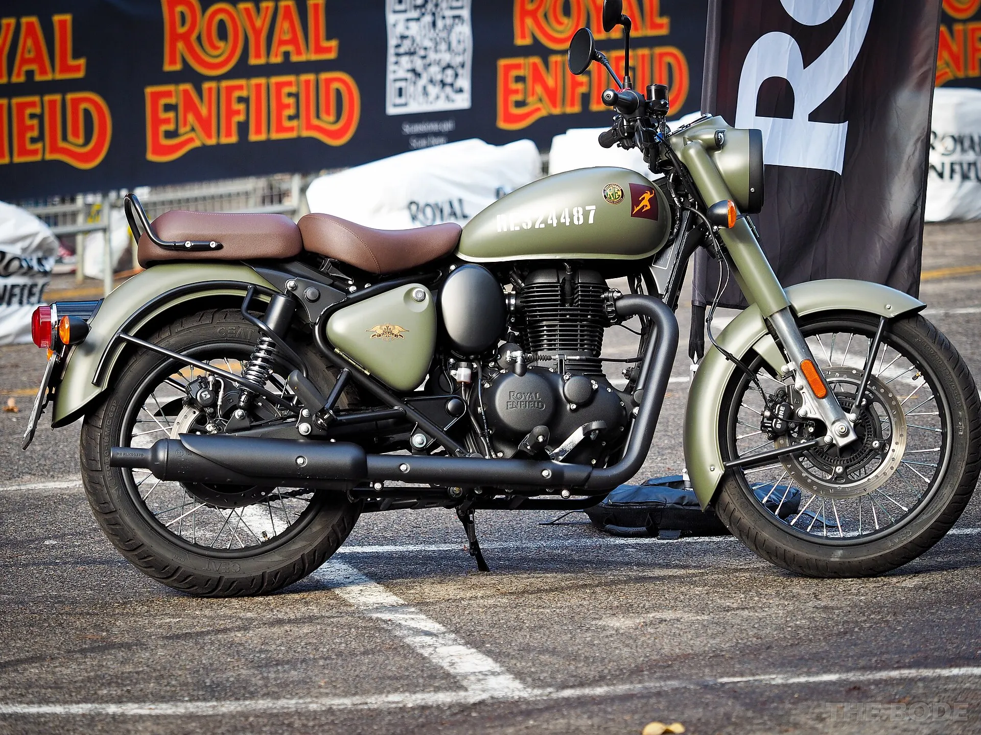 Royal Enfield Classic 350 — Front three-quarter