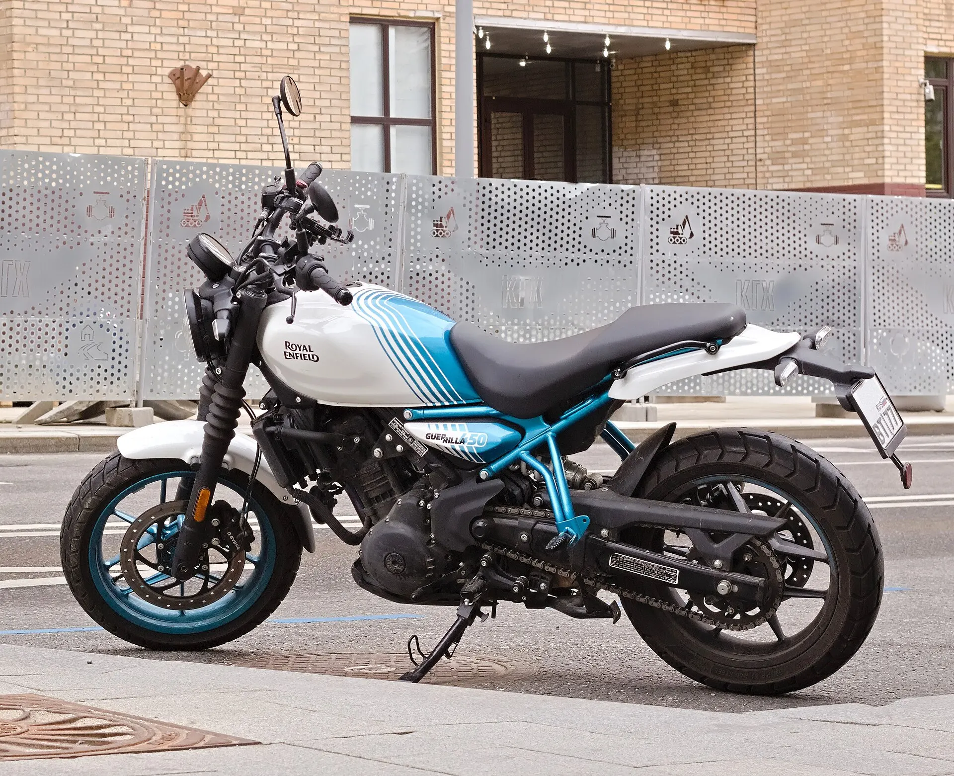 Royal Enfield Guerrilla 450 — Front three-quarter