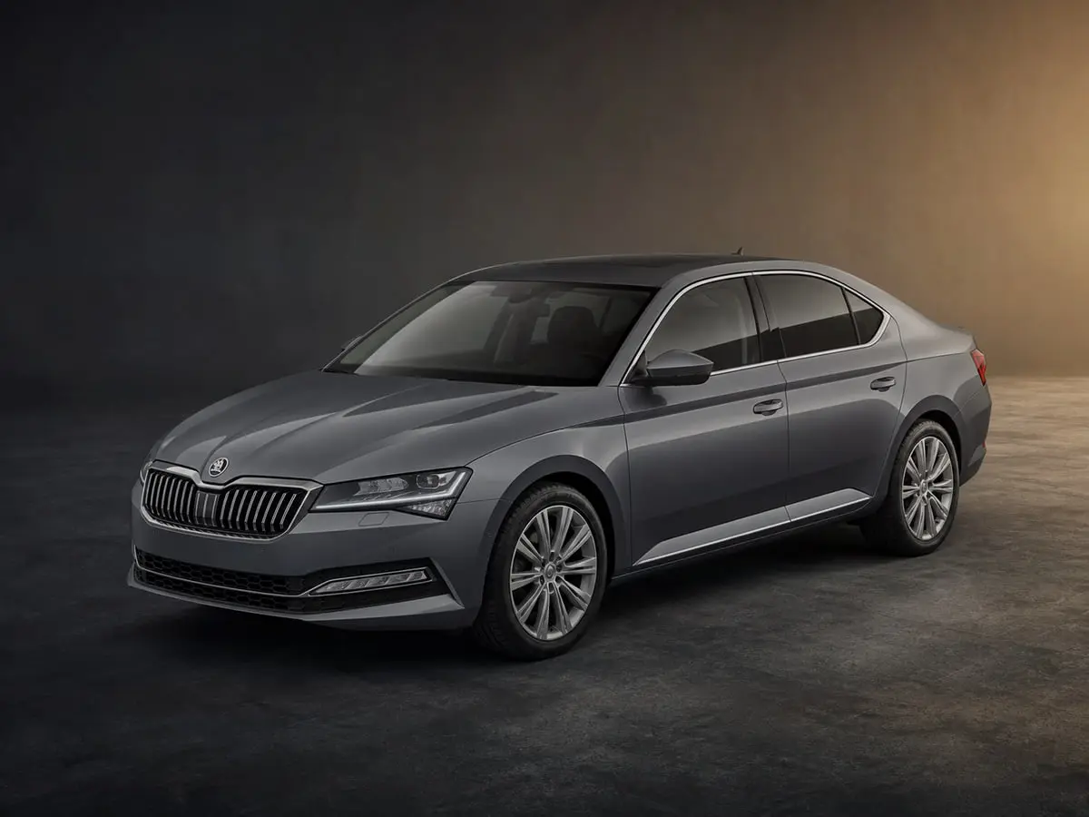 Skoda Superb — Studio (dark)