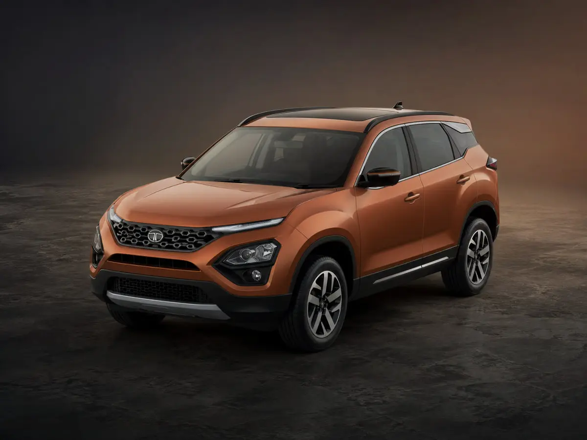Tata Harrier — Studio (dark)