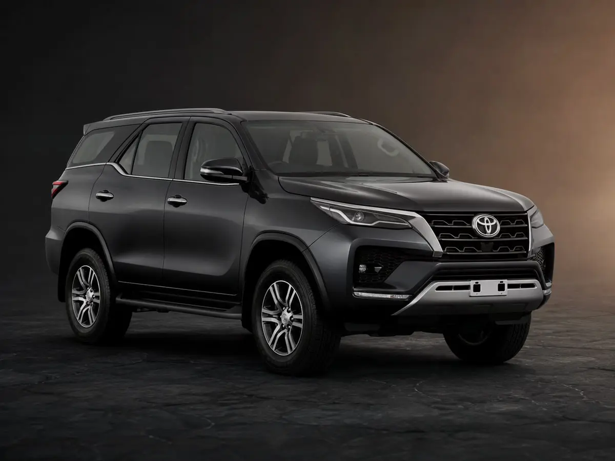 Toyota Fortuner — Studio (dark)