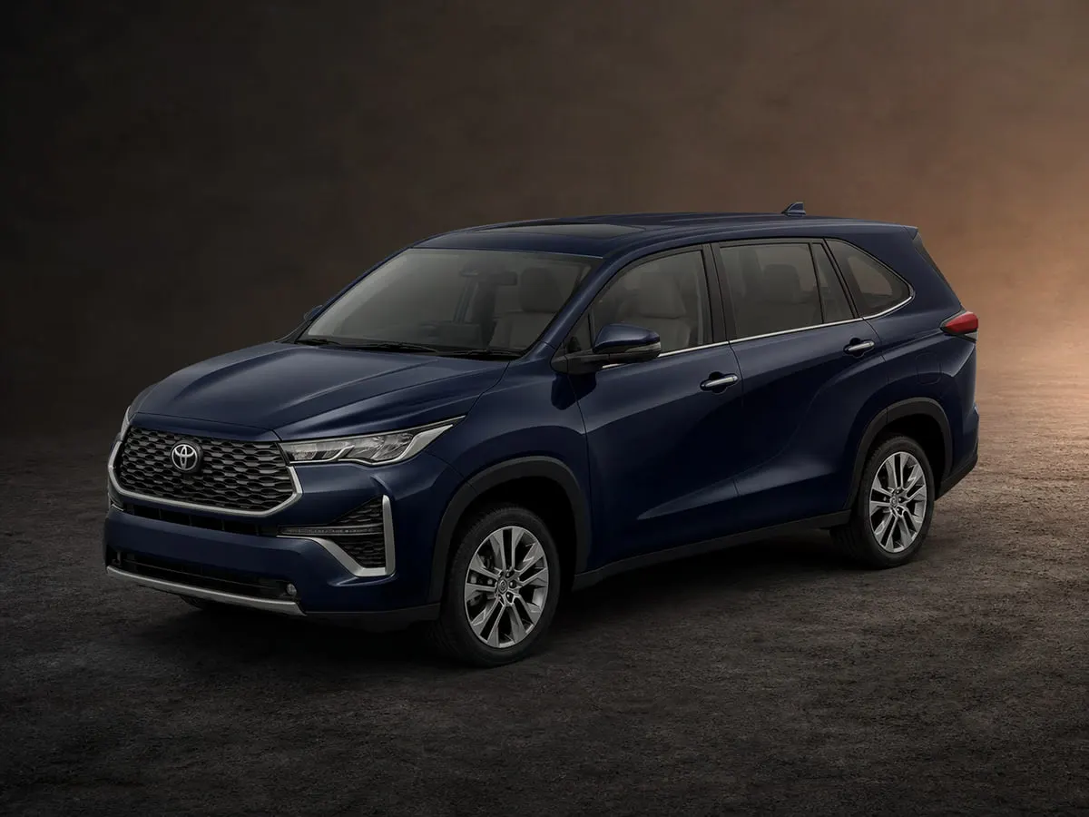 Toyota Innova Hycross — Studio (dark)