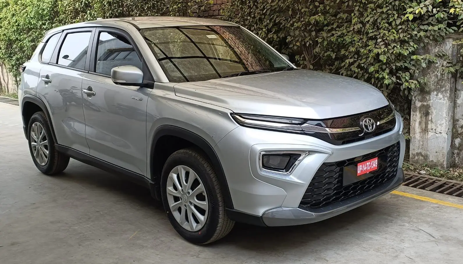 Toyota Urban Cruiser Hyryder — On the road