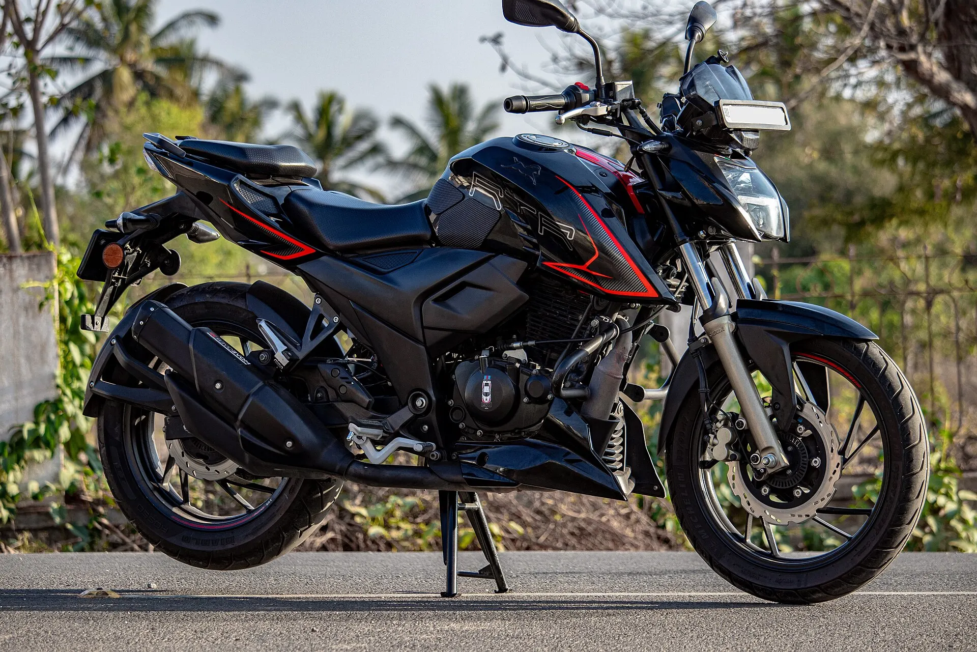 TVS Apache RTR 200 4V — Front three-quarter