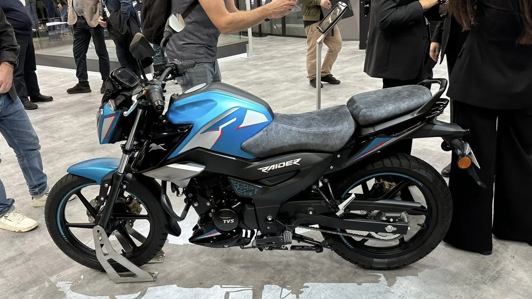 TVS Raider 125 — Front three-quarter