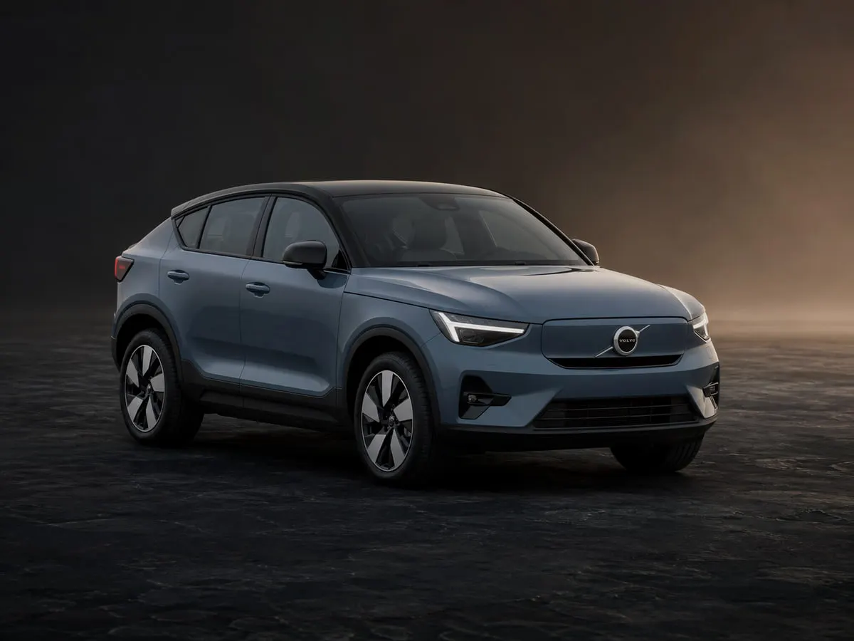 Volvo C40 Recharge — Studio (dark)