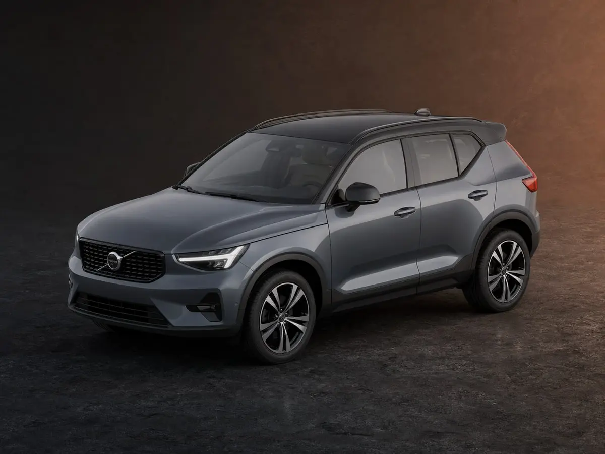 Volvo XC40 — Studio (dark)