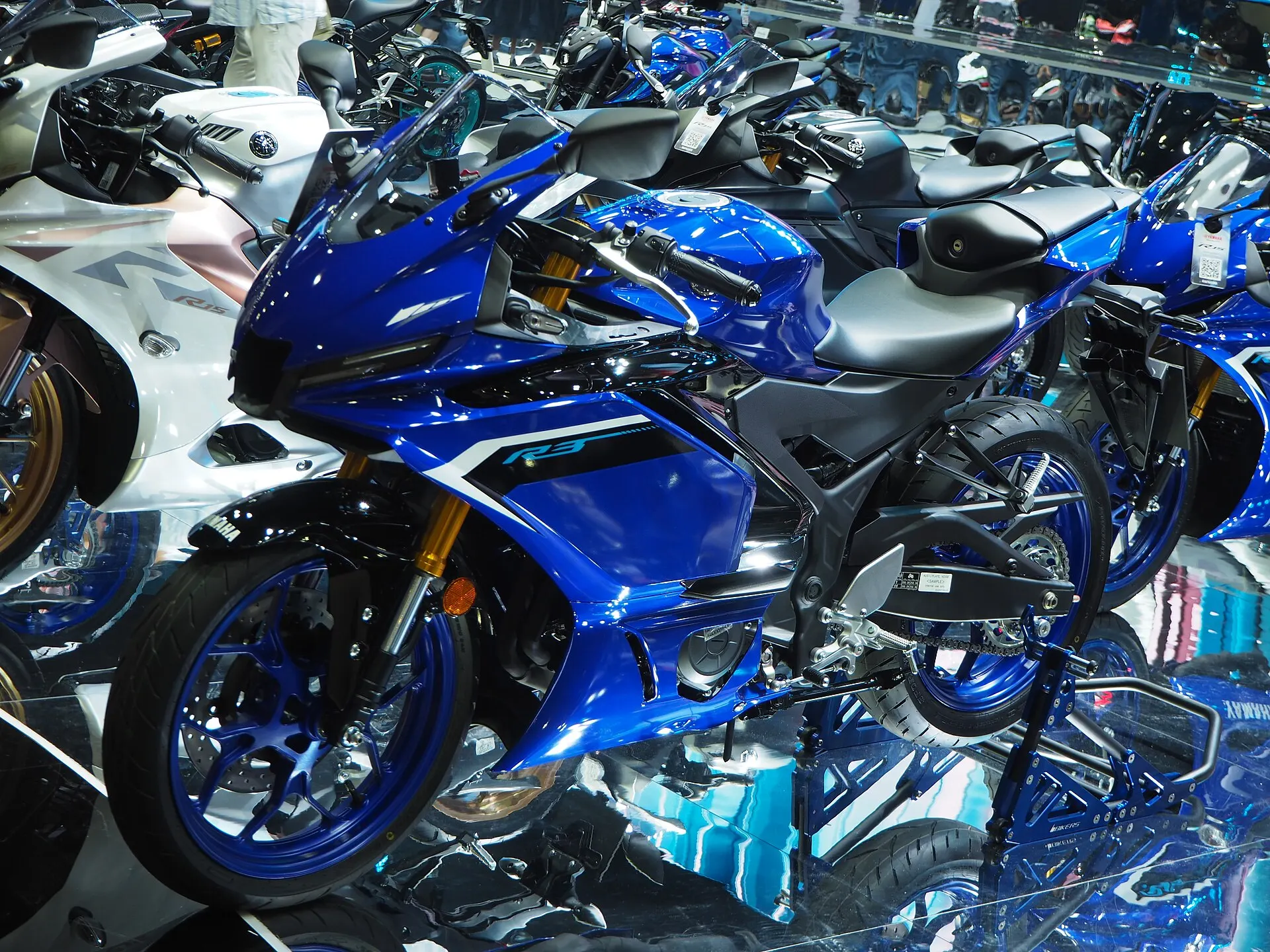 Yamaha R3 — Front three-quarter